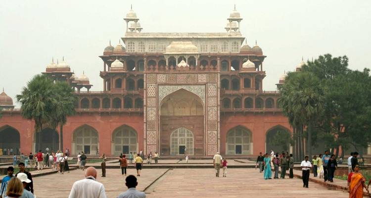 Mensen die een historische plek bezoeken met een grote poort.