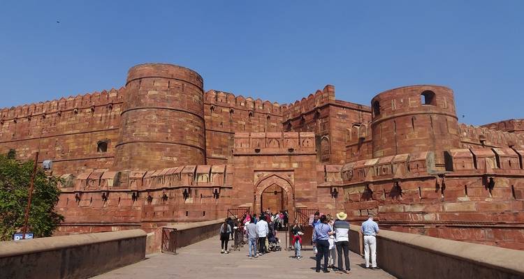 Toeristen die een groot historisch fort verkennen.