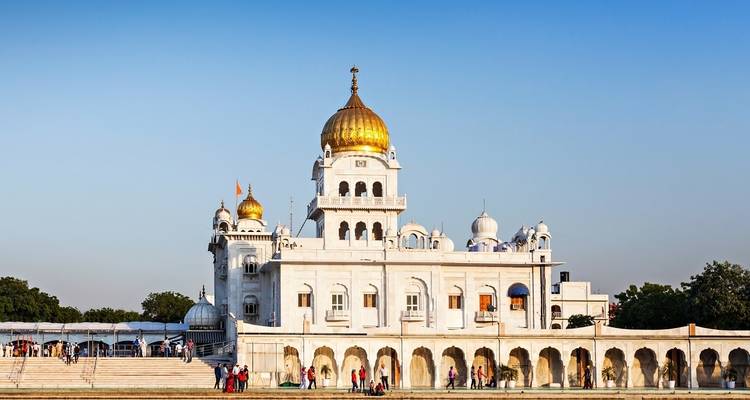 The English text "Gurudwara with golden domes and a clear blue sky" translates to Spanish as:
**Gurudwara con cúpulas doradas y un cielo azul despejado**
Note: "Gurudwara" is typically kept as is since it's a specific term for a Sikh place of worship, though it could also be written as "Gurdwara" in Spanish.