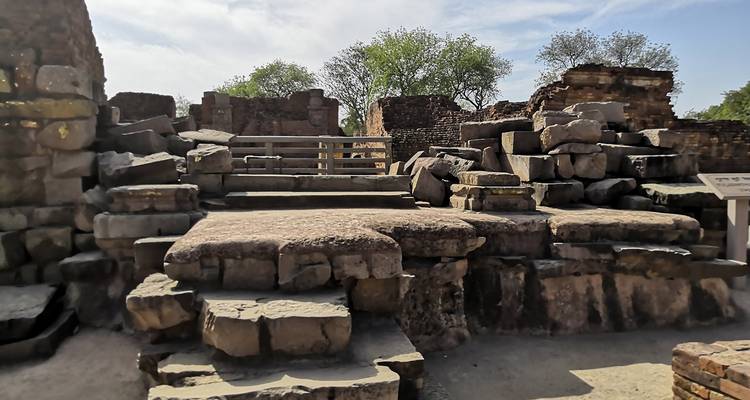 Oude ruïnes met stenen trappen en muren.