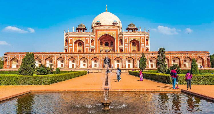 La Tumba de Humayun en Nueva Delhi con jardines y estanque reflectante.