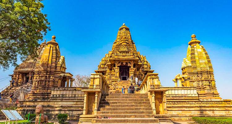 Complejo de templos de Khajuraho con tallas intrincadas y escalones.