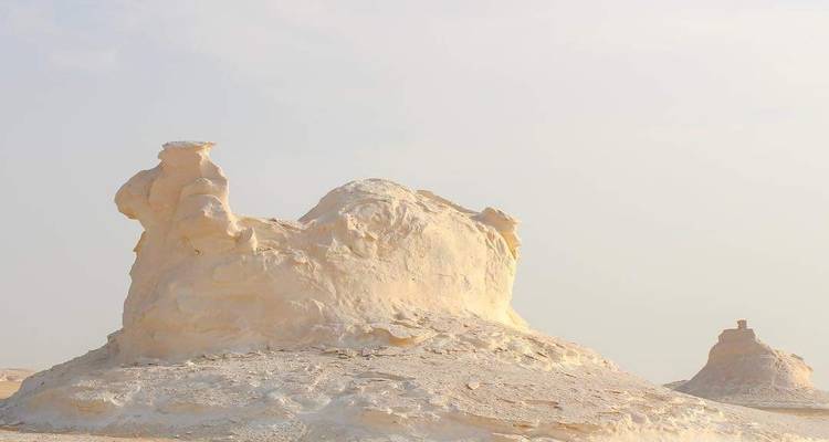 Formations calcaires uniques dans un paysage désertique.