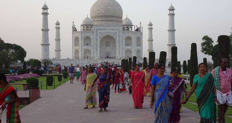 Das Taj Mahal mit Besuchern im Vordergrund.