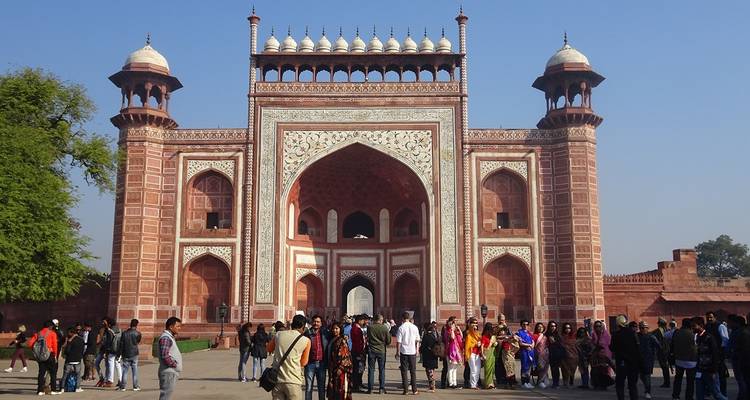 Großes Ziertor mit Touristen, die sich darum versammelt haben.