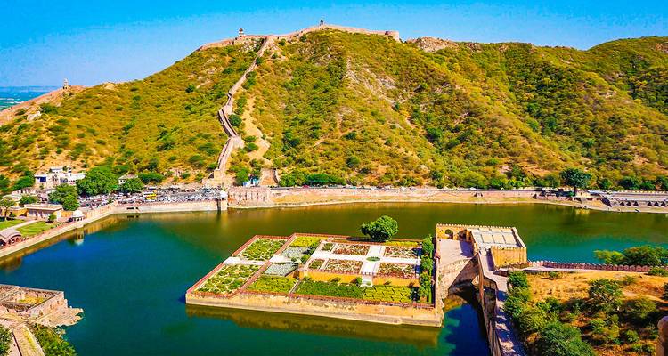 Vista aérea de un lago y fuerte histórico en India.