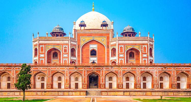 La Tumba de Humayún con un cielo despejado y el paisaje circundante.