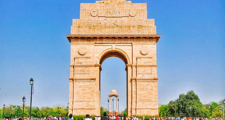 Puerta de la India en Nueva Delhi con una multitud de personas debajo.