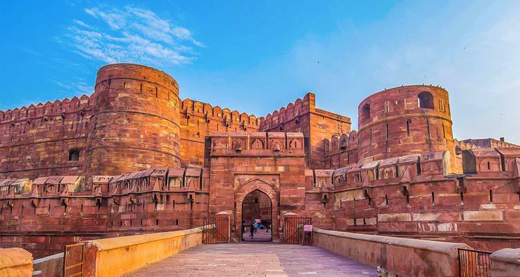 Fort d'Agra avec ses murs en grès rouge contre un ciel bleu.
