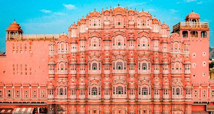 Le Hawa Mahal à Jaipur avec sa façade rose distinctive.