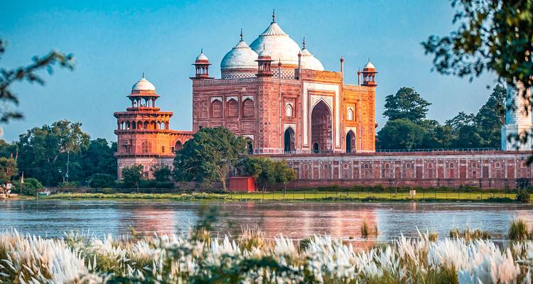 Bâtiment au bord de l'eau à Agra, Inde.