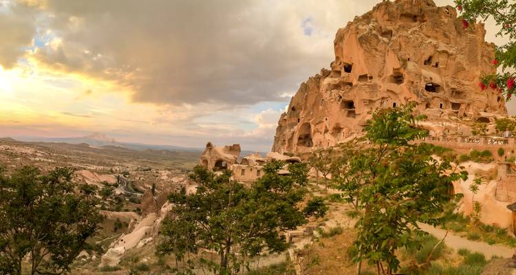 Panoramisch uitzicht op een rotsachtig landschap bij zonsondergang.