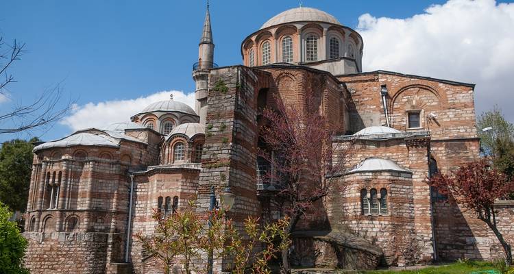 Historische moskee met meerdere koepels.