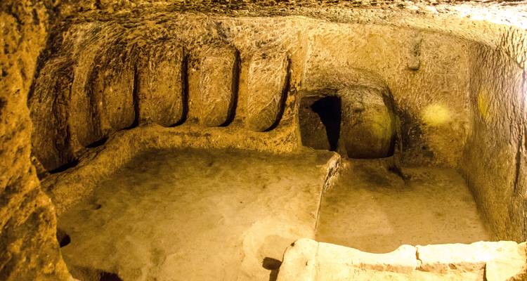 Interieur van een historische ondergrondse grot.
