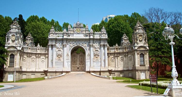 Grote ingangspoort met decoratieve elementen, licht watermerk aanwezig.