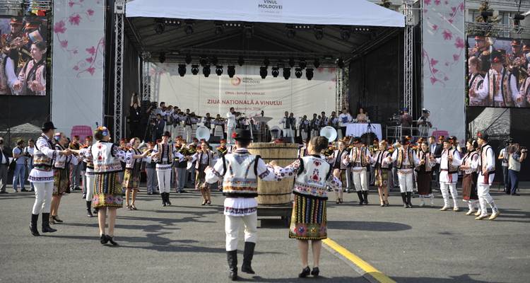 Presentación de danza y música tradicional en un escenario.