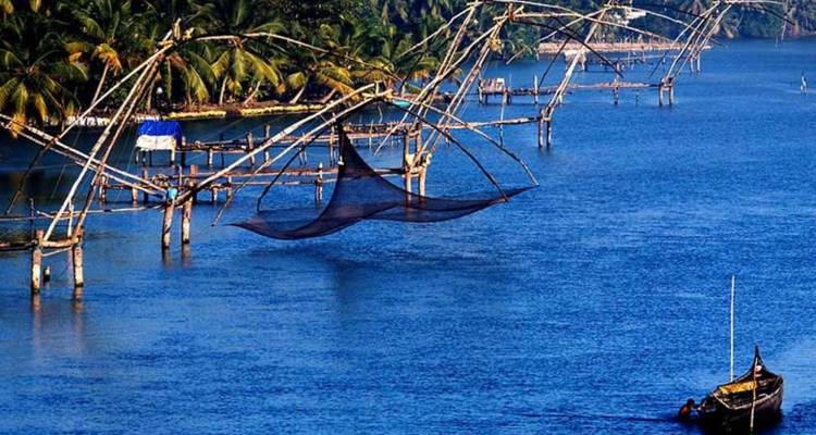 Traditionelle Fischernetze an einem Gewässer.