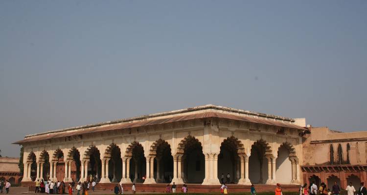 Rotes Fort in Agra, Indien mit Besuchern.