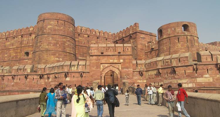 Besucher am Eingang einer großen historischen Festung.