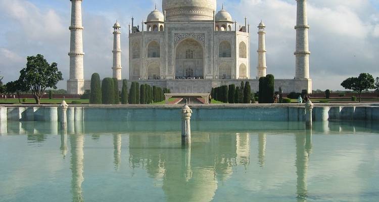 Taj Mahal mit Spiegelung im Wasser und klarem blauen Himmel.
