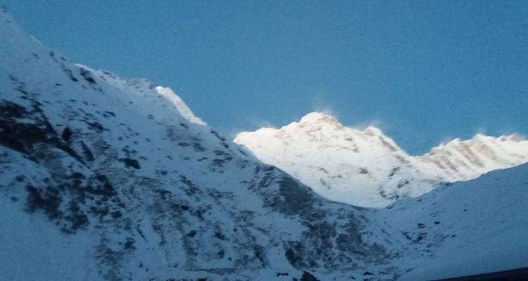 Schneebedeckte Berggipfel unter einem klaren blauen Himmel.