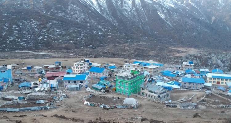 Kleine Bergsiedlung mit bunten Gebäuden.