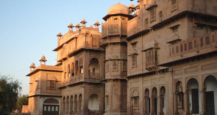 Architektonisches Gebäude mit kunstvollen Details bei Sonnenuntergang in Rajasthan.