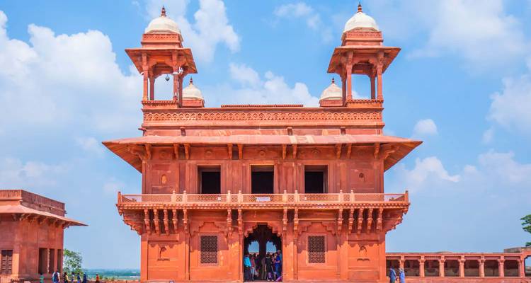 Edificio histórico en Fatehpur Sikri con visitantes.