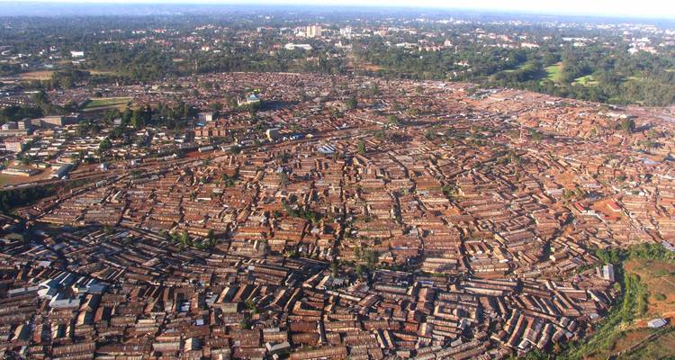 Vue aérienne d'un établissement urbain entouré de verdure.