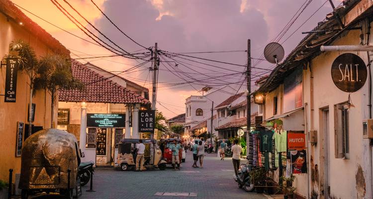 Escena callejera en Galle durante el atardecer.