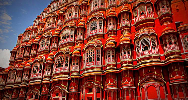 Close-up van de Hawa Mahal gevel met ingewikkelde ontwerpelementen.