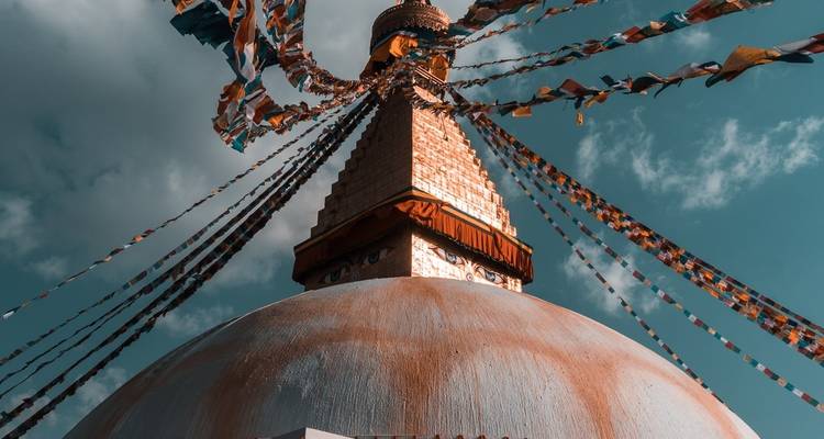 Boudhanath Stupa met kleurrijke gebedsvlaggen op de voorgrond.