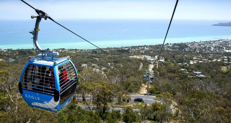 Cabinas de góndola azules del Arthur's Seat Eagle deslizándose sobre la costa de la Península de Mornington.
