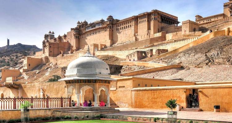 Fort d'Amber avec des visiteurs et un ciel bleu dégagé.