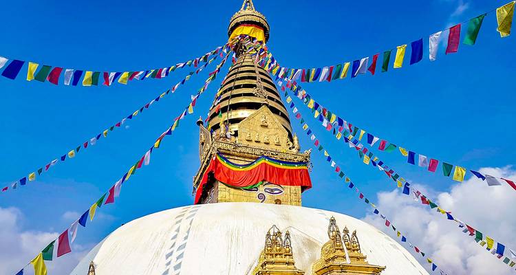 Stupa coloré avec drapeaux de prière.