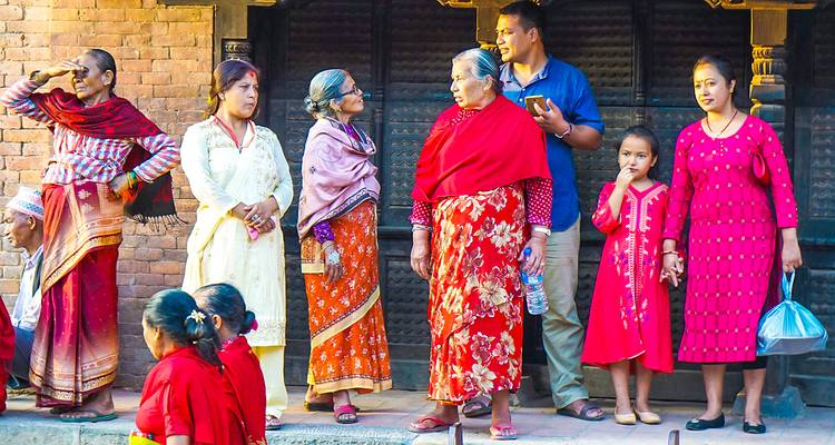 Diverses femmes en tenues traditionnelles colorées.
