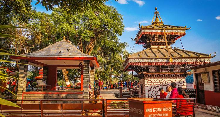 Complexe de temples avec diverses structures et personnes.