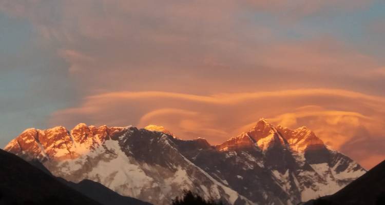 Spektakulärer Sonnenuntergang über schneebedeckten Bergen.