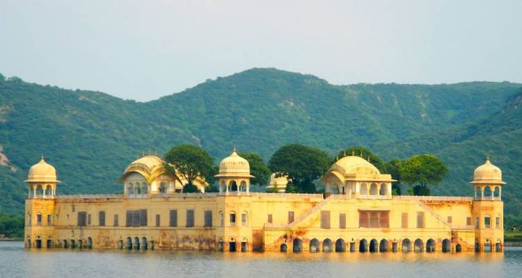 Schwimmendes Jal Mahal Palast auf einem ruhigen See.
