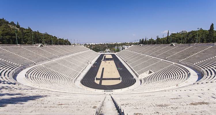 Le Stade panathénaïque à Athènes par une journée ensoleillée.