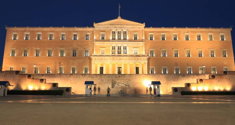 Le bâtiment du Parlement grec illuminé la nuit, à Athènes.