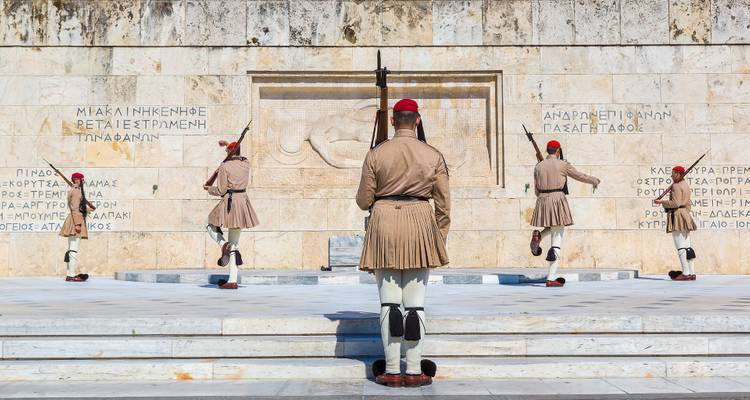 Cérémonie de la relève de la garde au Tombeau du Soldat Inconnu à Athènes avec des soldats en uniformes traditionnels.