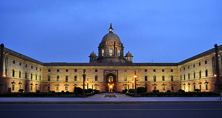 Präsidentschaftssekretariat-Gebäude in Neu-Delhi während der Dämmerung.