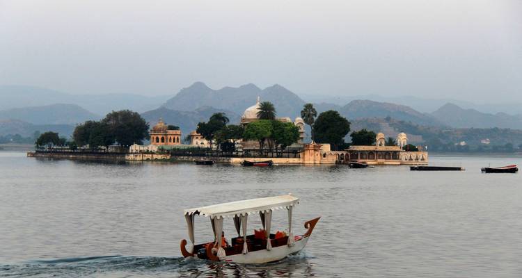 Meer Pichola met verre paleizen en boten.