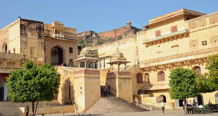 Amber Fort met gele zandstenen architectuur.