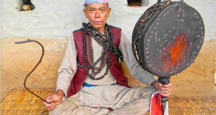 Ein Mann in traditioneller Kleidung mit einem Musikinstrument.