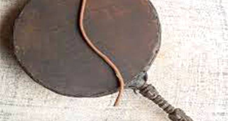 Ein unscharfes Bild einer Trommel mit einem Schlägel.