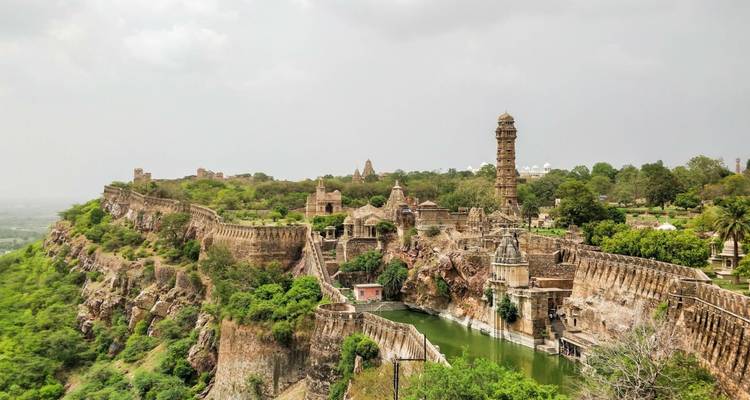 Eine weitläufige Festungsanlage mit üppiger Umgebung.