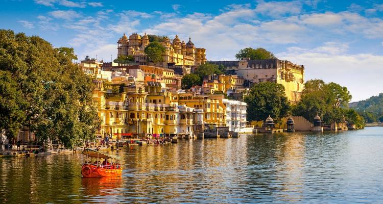 Seeblick auf eine Stadt mit Palästen und Spiegelungen.