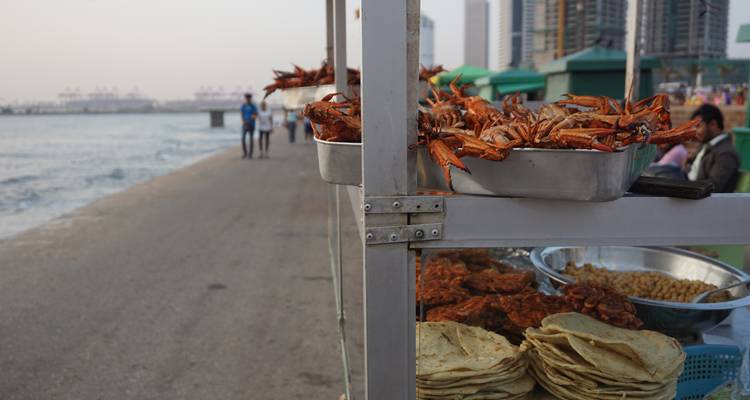 Straatvoedselkraam met gekookte krab en traditionele hapjes aan zee.